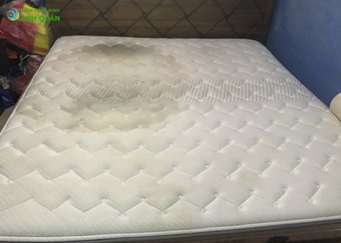 tẩy vết mốc trên nệm (1)